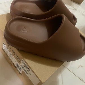 Yeezy Slides (Flax)